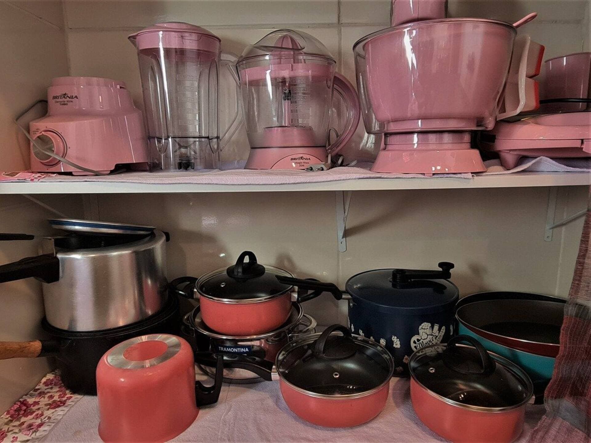 Prateleira da cozinha com panelas e utensílios