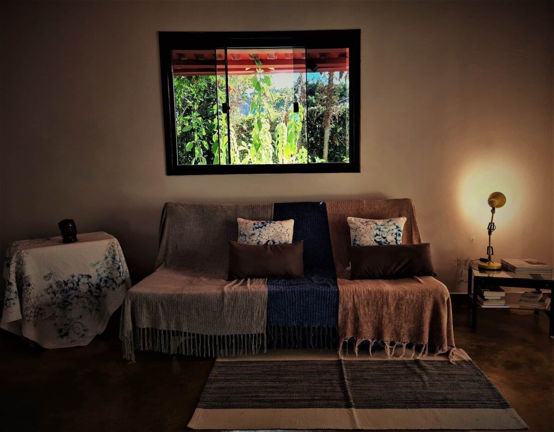 Quarto 2 com vista para o jardim pela janela