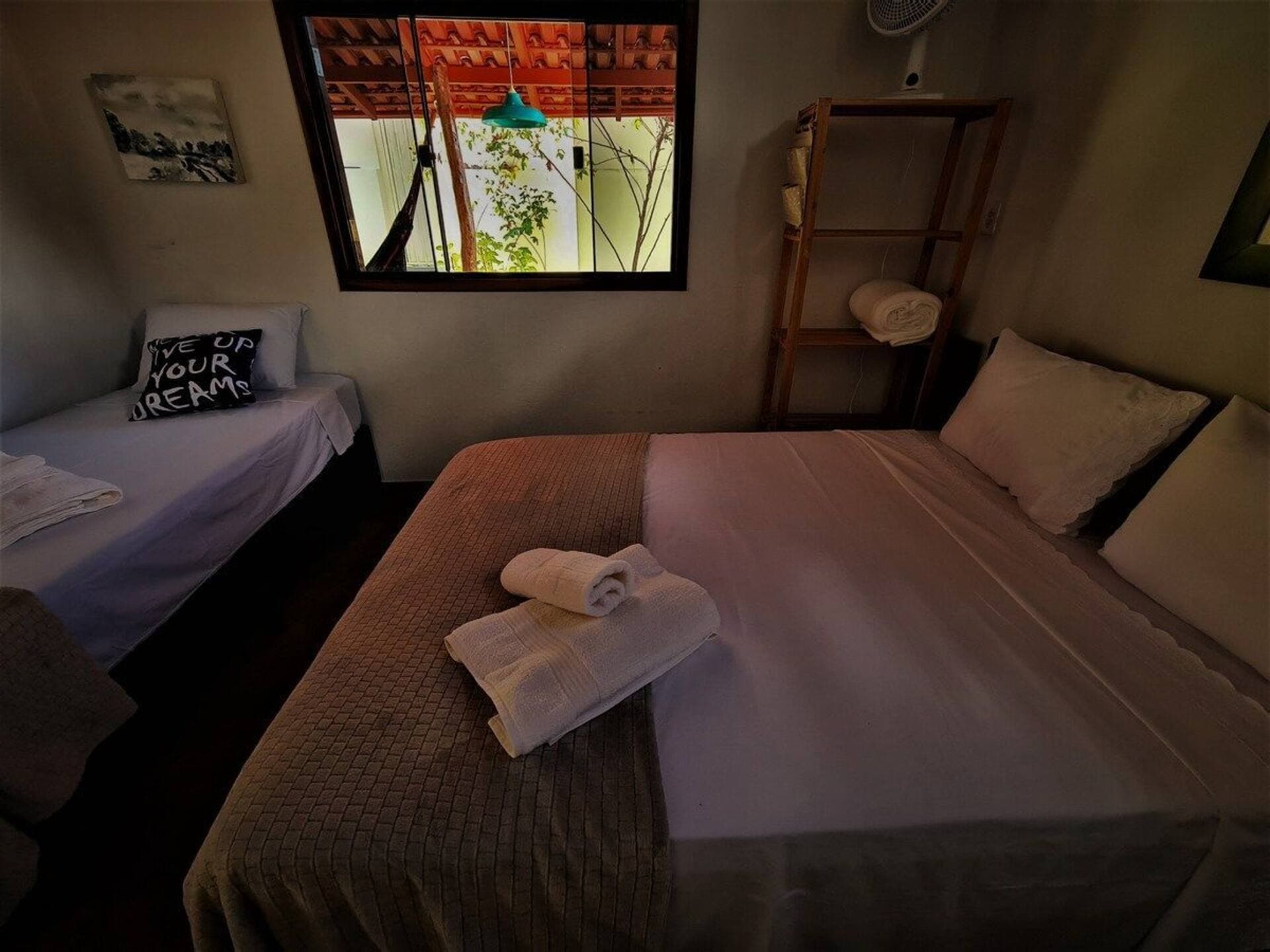 Cama do quarto 2, com toalhas dobradas