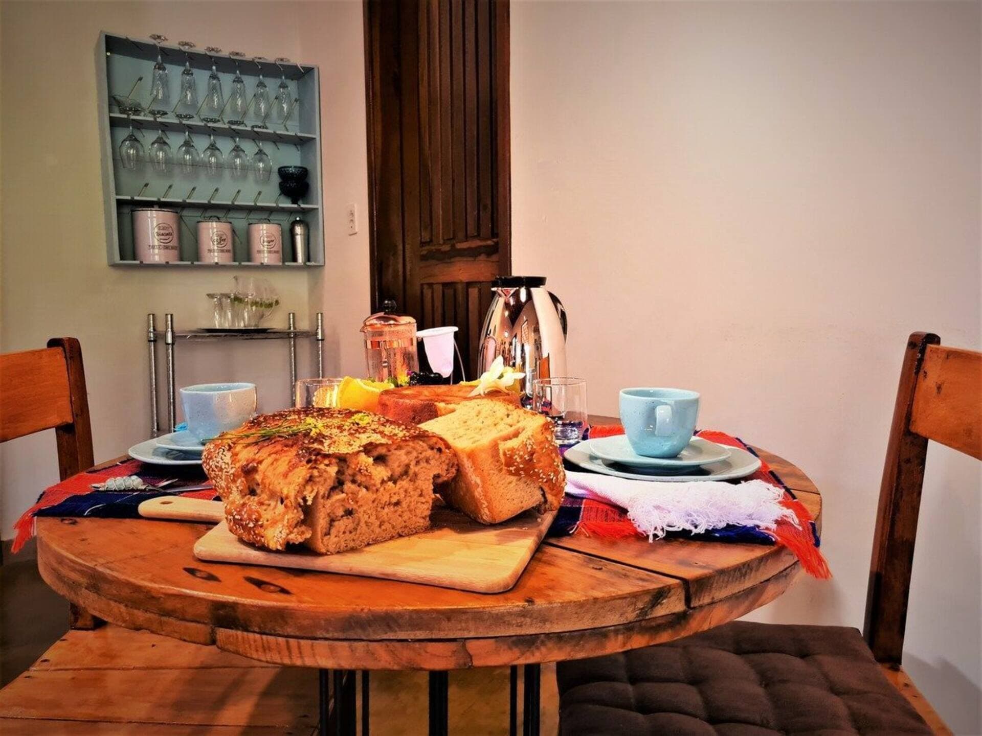 Mesa de café da manhã com pão caseiro