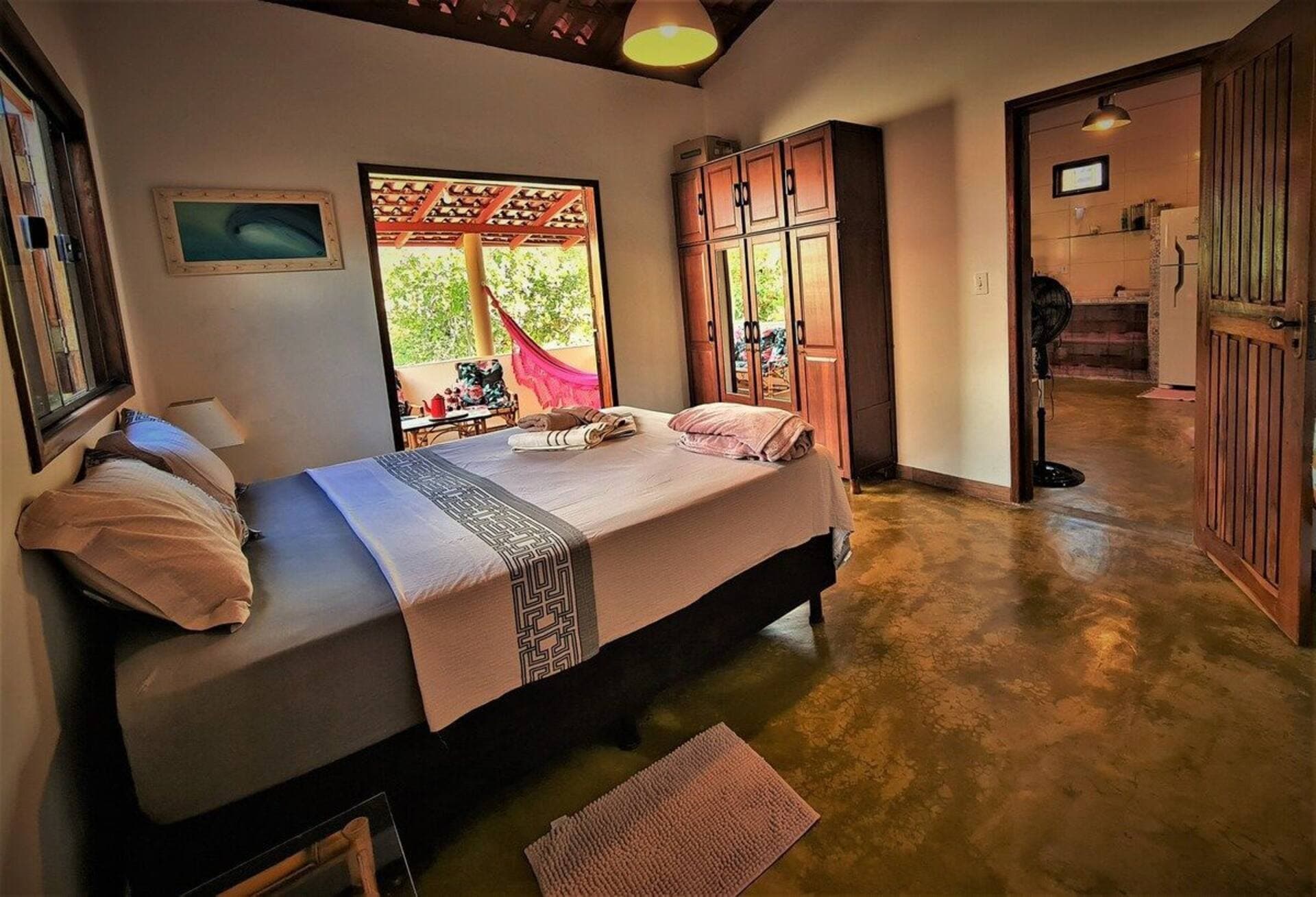 Cama do quarto 2 junto à janela
