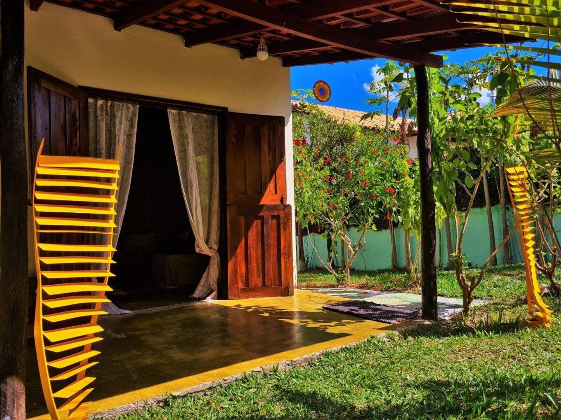 Varanda coberta com vista para o quintal
