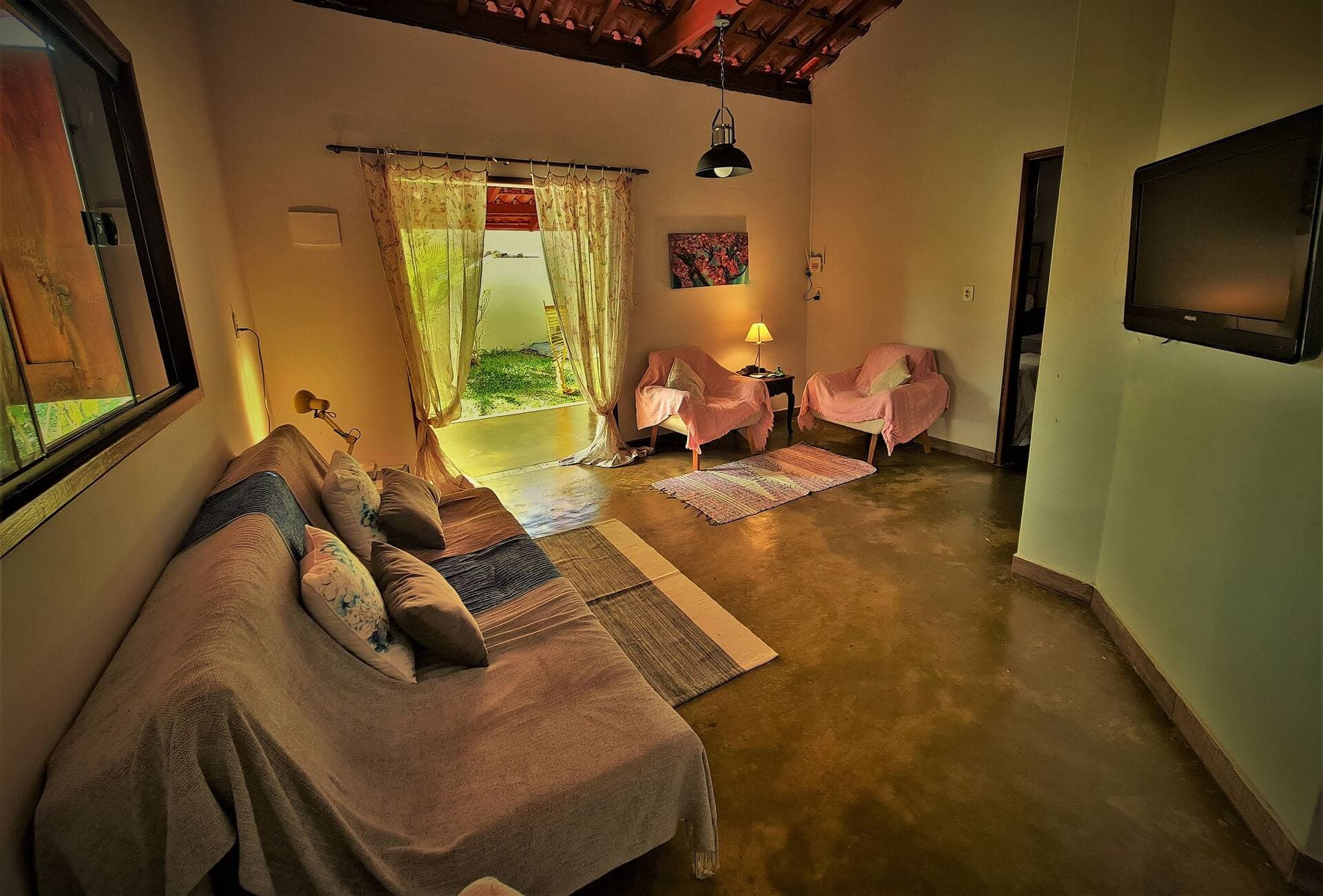 Sala de estar da Casa da Artista aberta para o jardim